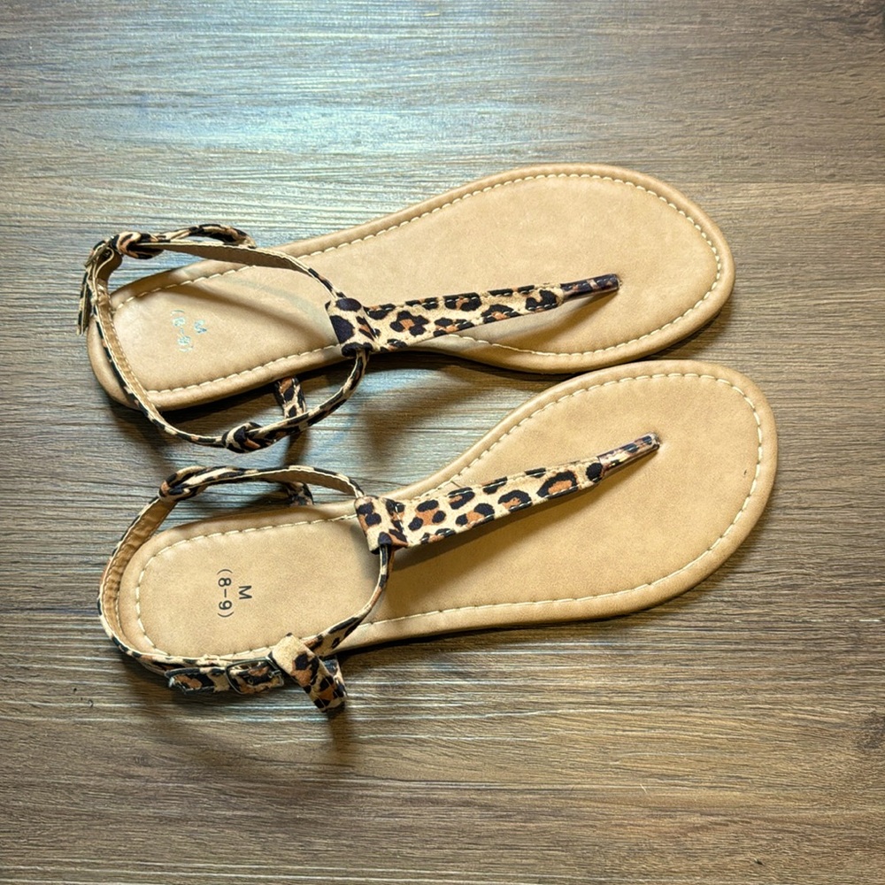 Never worn M size 8-9 women’s leopard print thong sandals